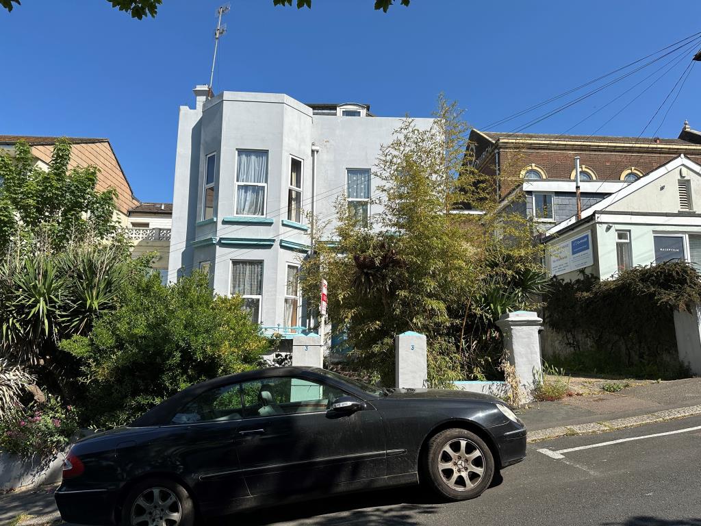 Lot: 129 - EIGHT-BEDROOM SEMI-DETACHED HOUSE FOR REFURBISHMENT - External of Semi Detached Property